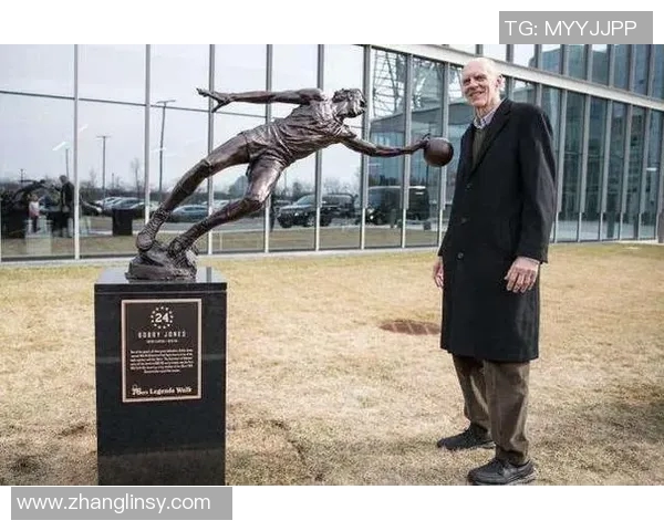 布鲁克洛佩斯:从篮筐之下的巨人到NBA的战术大师之路 布鲁克洛佩斯:从篮筐之下的巨人到NBA的战术大师之路