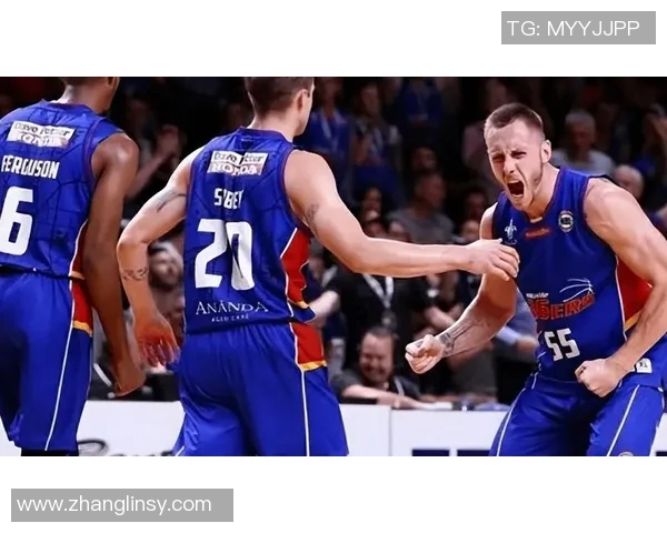 阿德莱海盗与白城的激烈对决揭示足球战术与团队精神的较量